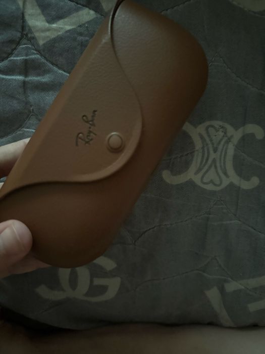 Продаются очки ray-ban.