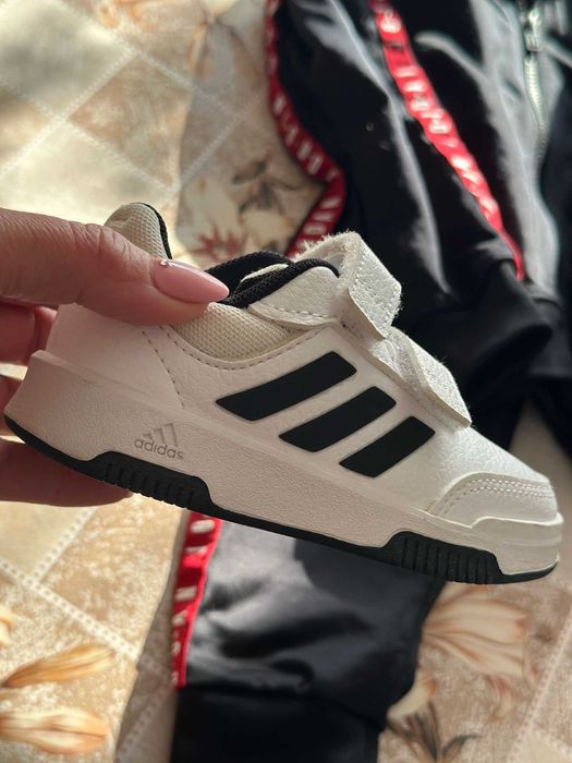 Adidași, ghete, sandale, foarte puțin folosite, ca și noi.!