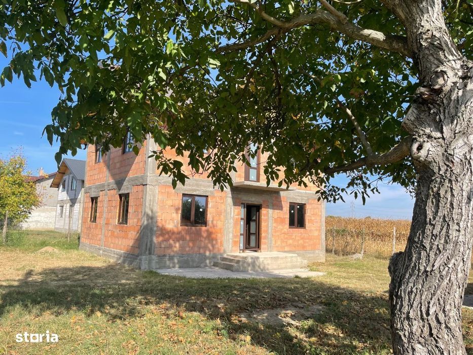 Lipanesti(Central)vila la rosu de vanzare