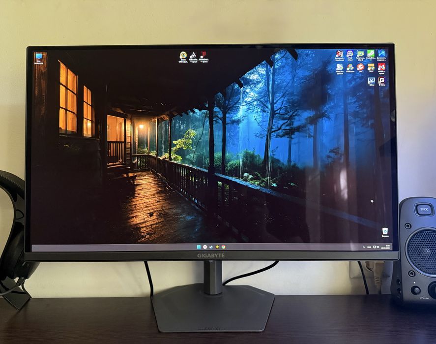 OLED 27 " Gigabyte 240Ghz Монитор