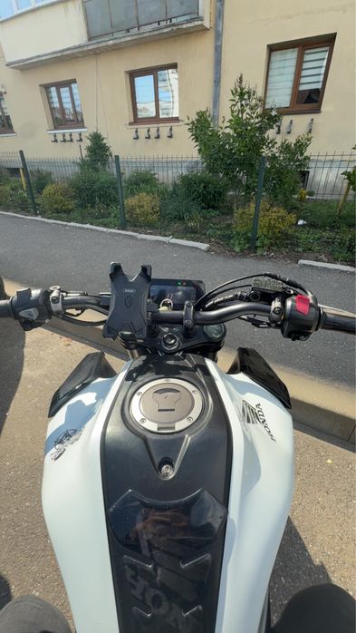 Vând honda cb125r