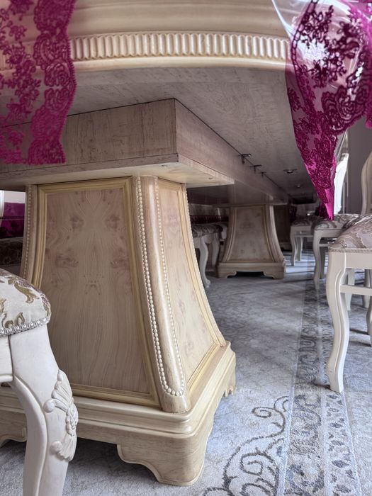 Стол со стульями для гостинной