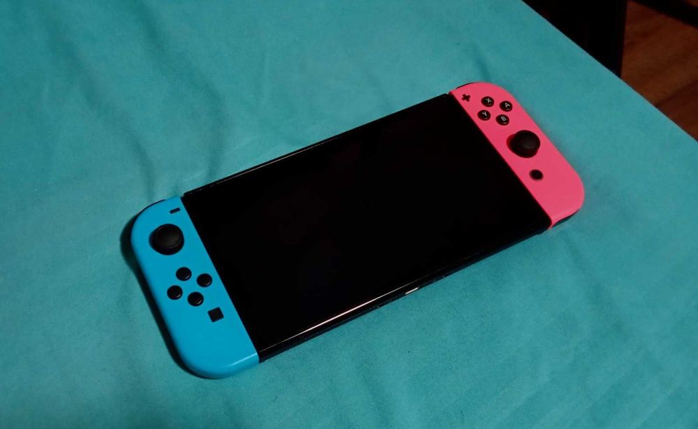 Много запазено NINTENDO SWITCH QLED с четири игри