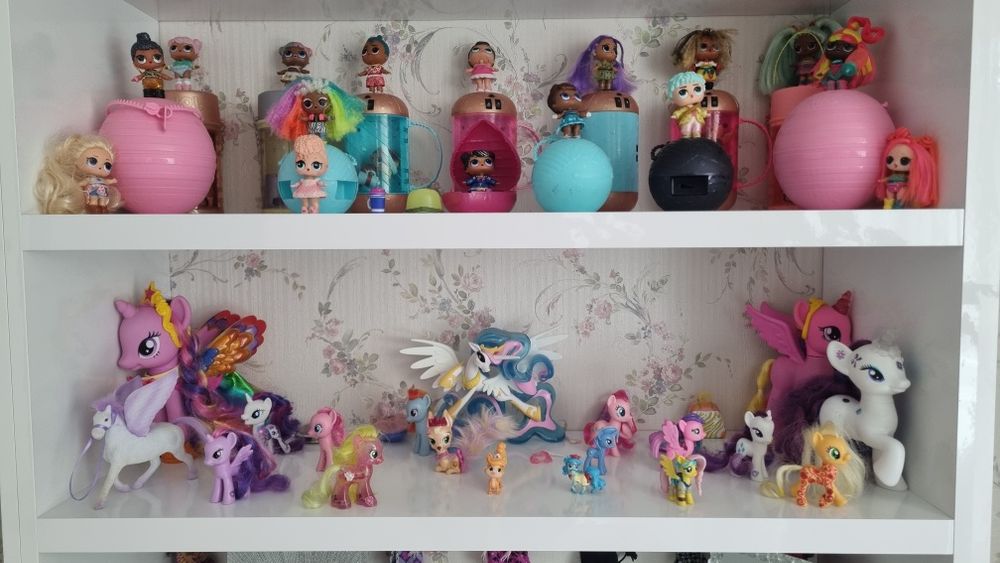 Vând păpuși LOL, figurine Disney și ponei.