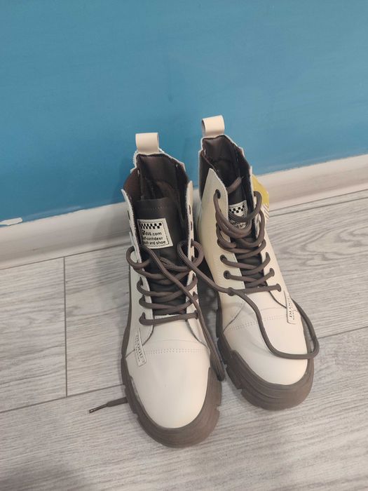 Продам ботиночки новые на зиму 40 размер