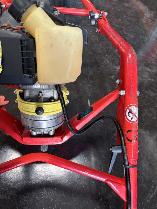 Motoburghiu masina dat gauri in pamant Stihl Husqvanra