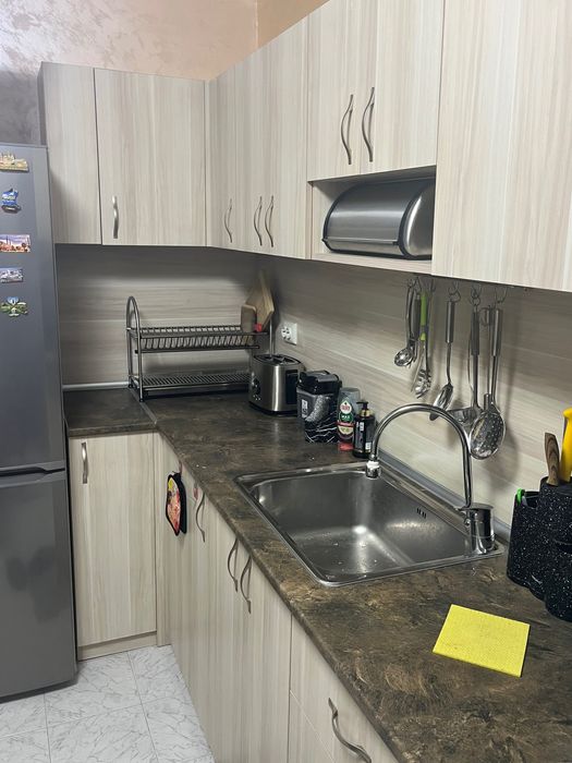 Кухня с мивка и плот,като нова,много запазена.