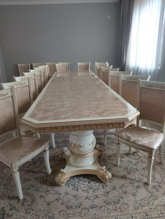 Стол и стулья  для гостевой комнаты