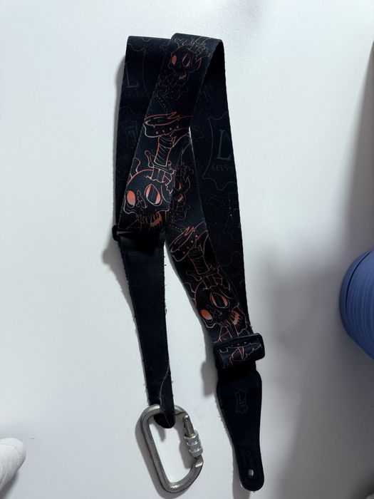 Ремент гитары Levis