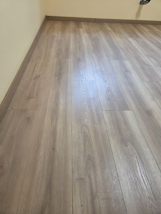 Продажба доставка и монтаж на ламиниран паркет