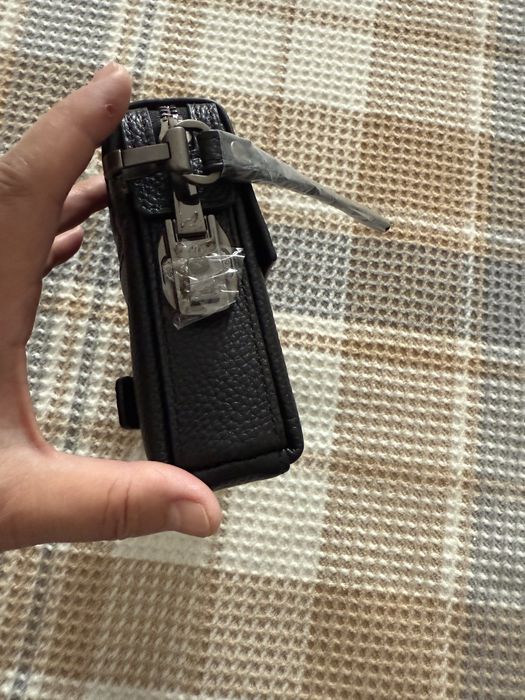 Подается барсетка из натуральной кожи