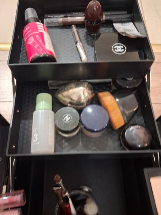 Куфар с гримове за 180 лв.