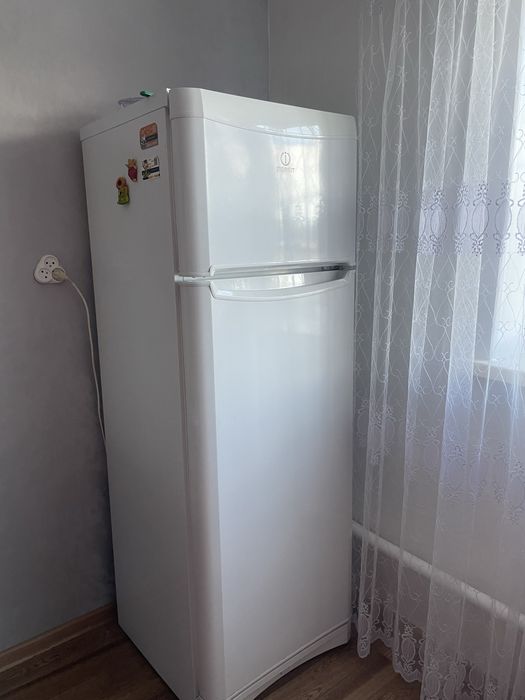 Продам холодильник двухкамерный