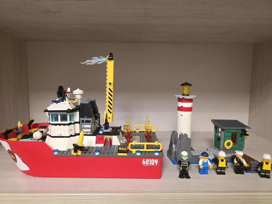 LEGO CITY 60109 - Șalupa de stins incendii