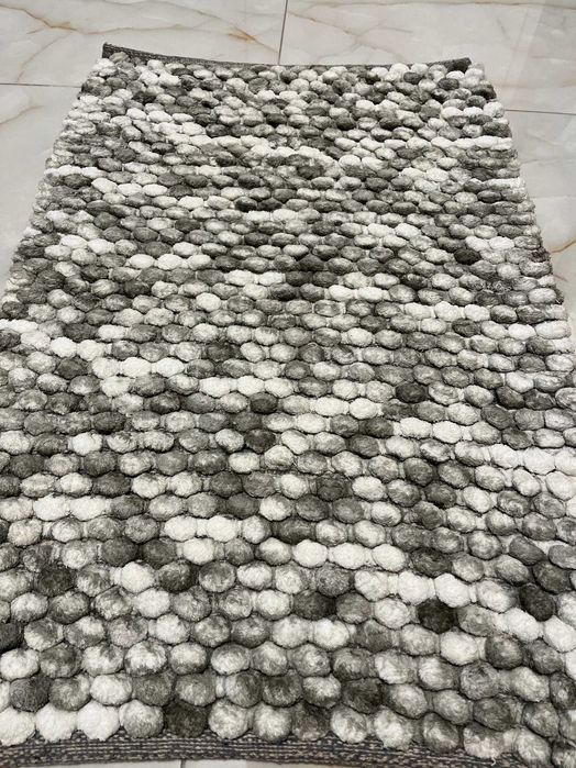 Продавам елегантна постелка за баня