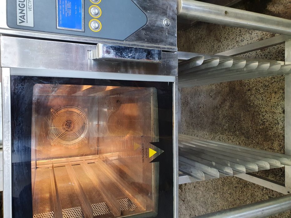 Фурна за тестени,изделия,корoсани,баници,хляб,с стойка 4бр тави,1600лв