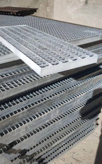 Trepte zincate modele si dimensiuni diferite din rigola sau grilaj
60-