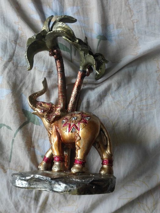 Слон  с палми за подарък.