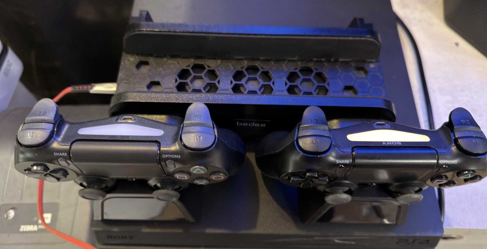 отличен PS 4 Pro, low firmware, 2 джойстика, подаръци FC 26+други игри