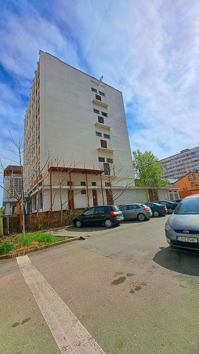 De vanzare in Reșița pe Bd Republicii cladire comerciala de 4etaje