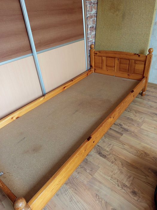 Единично легло от масивно дърво.