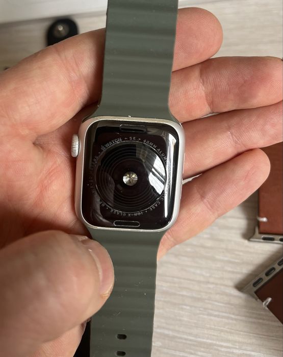 Продам Apple Watch SE