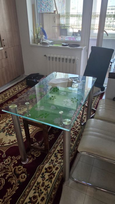 Стол стеклянный.