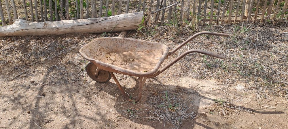 Tashka satiladi baxasi 2oo.min' kelisimli