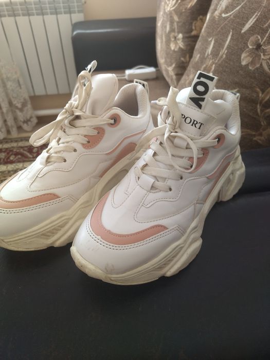 Продам кроссовки женские