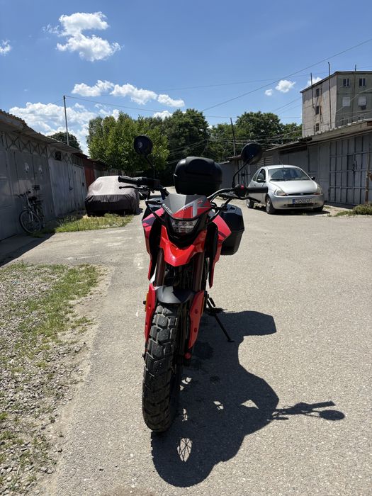 Motocicleta Barton Tekken 125, an fabricație 2023, categoria A1, cu cutii laterale și topcase montate, într-o stare foarte bună ,apoape noua