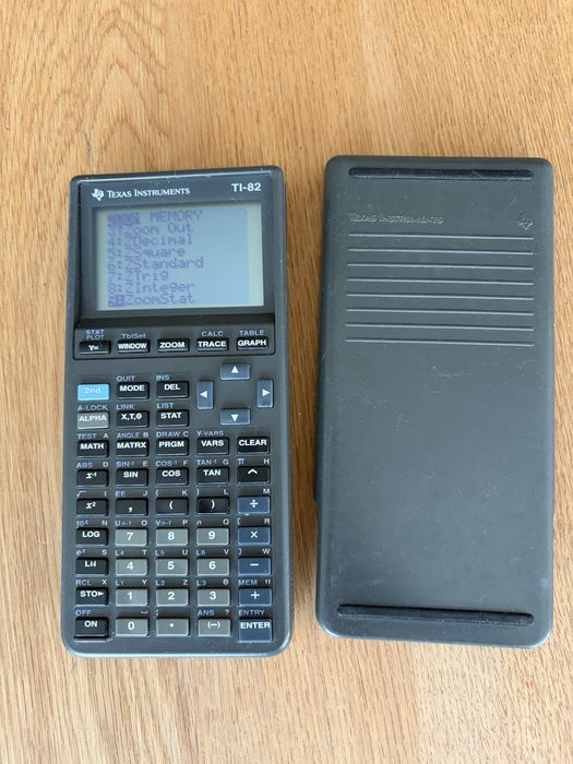 Calculator stiintific cu functii grafice Texas Instruments TI-82