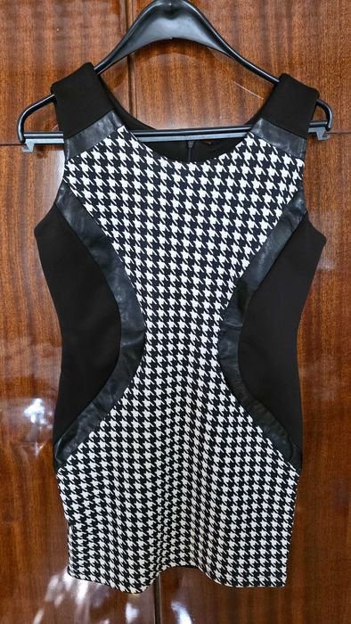 Къса, черна рокля