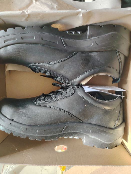 Продавам два чифта работни обувки