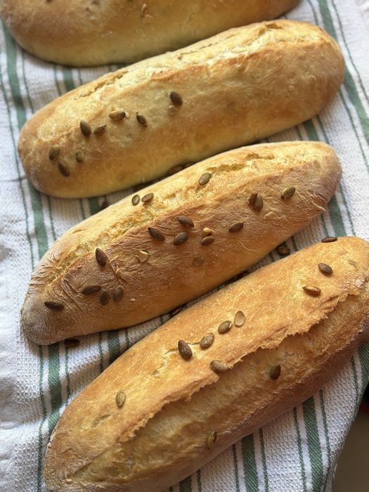 Paine, cornuri, gogosi de casa