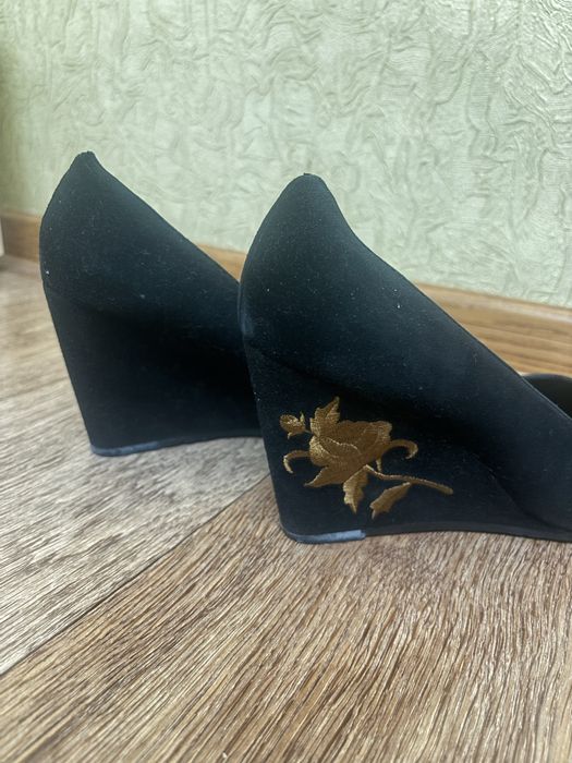 Замшевые туфли на танкетке
