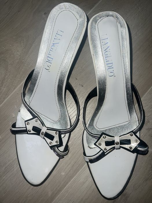 Босоножки на низком каблуке