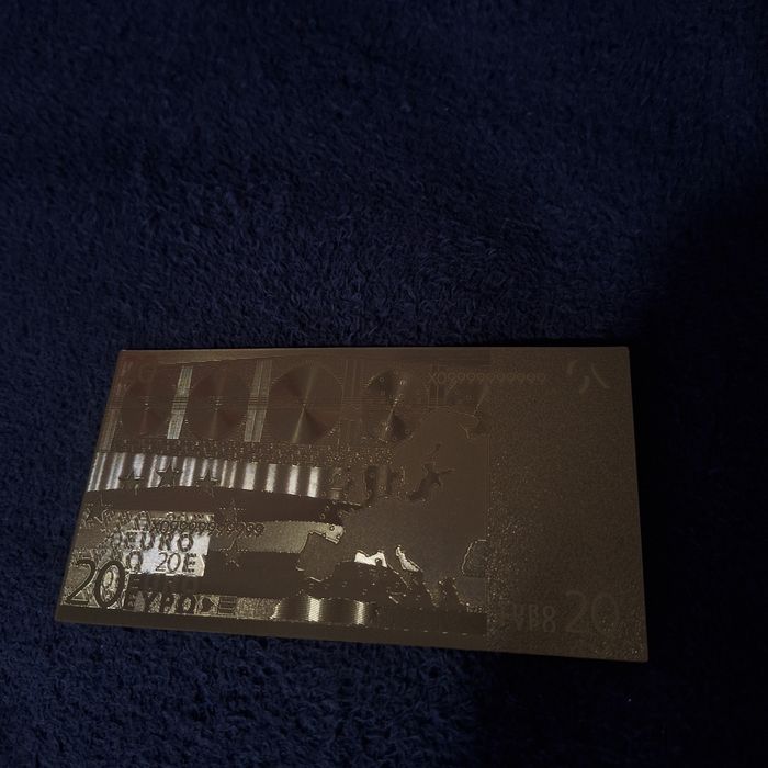 Позлатени евро банкноти