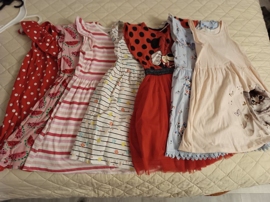 Vând rochițe fetițe 4-6 ani