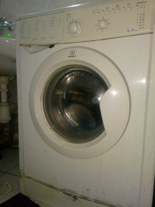 Avtomat kir yuvish mashinasi sotiladi. Indesit. Ishlashi joyida.