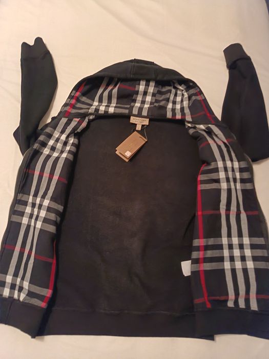 Vând bluza burberry neagra