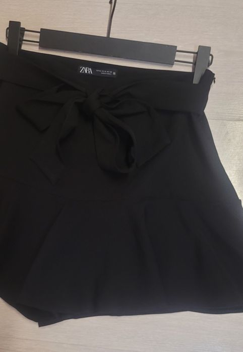 Пола панталонки на Zara