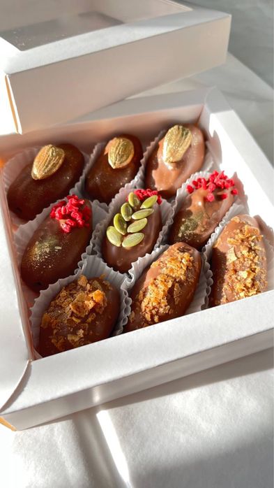 клубника, финики в шоколаде