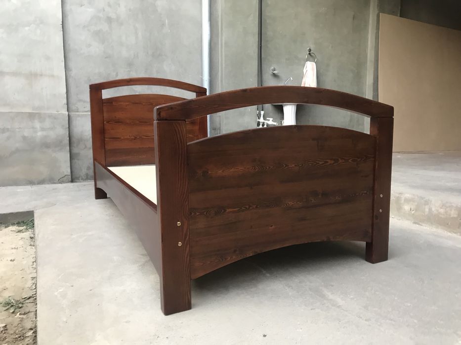 Продается односпальный кровать из дерева твердый пароди