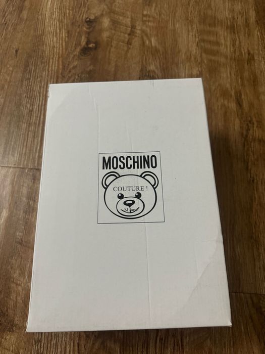 Vand adidasi Moschino