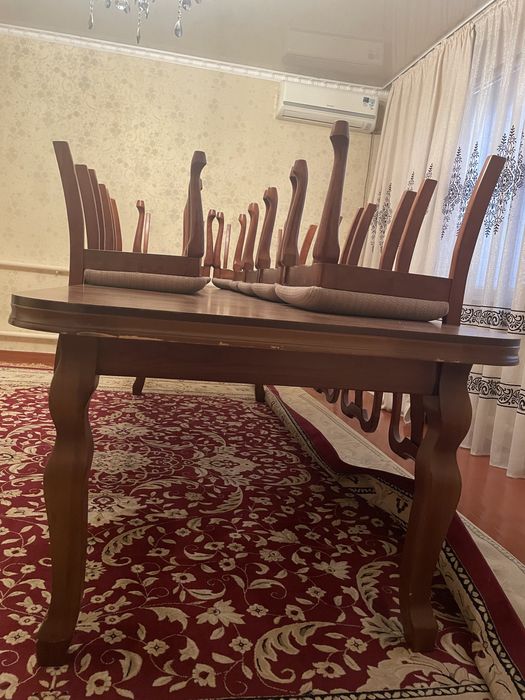 Стол и стулья