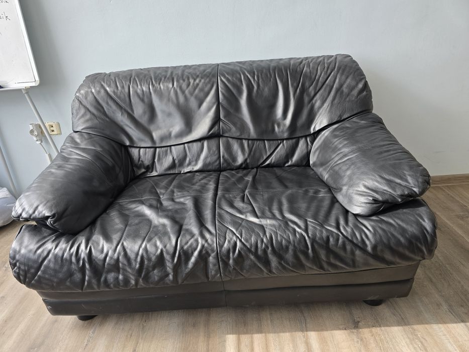 Кожен двуместен диван