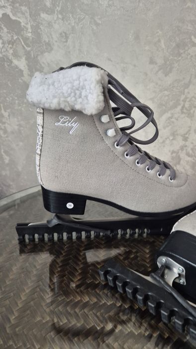 Продам коньки  почти как новые