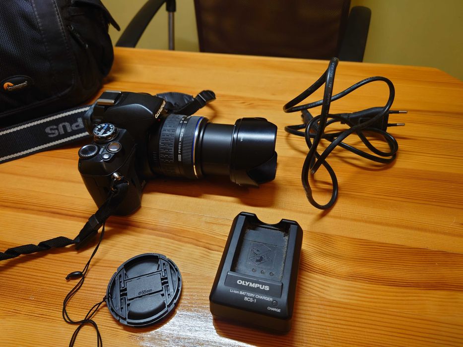 Продавам компактен огледален фотоапарат Olympus E-410 - Пълен комплект