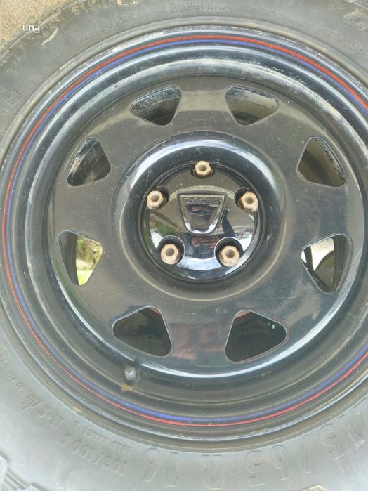 Capace Duster jante offroad negru lucios OE sau argintiu gri.