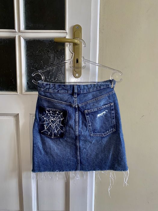 Дънкова пола (ръчно рисувана) Y2K